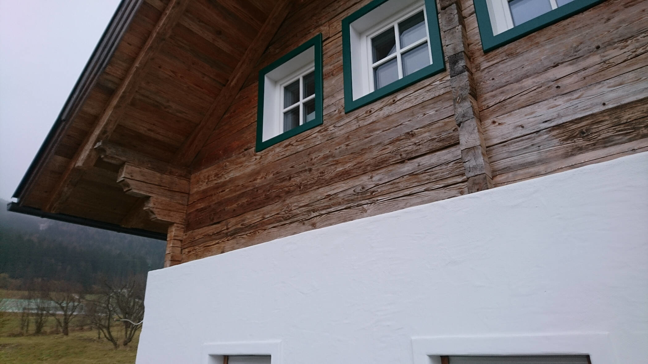 antiker Holzbau außen der Peter Hofbauer GmbH